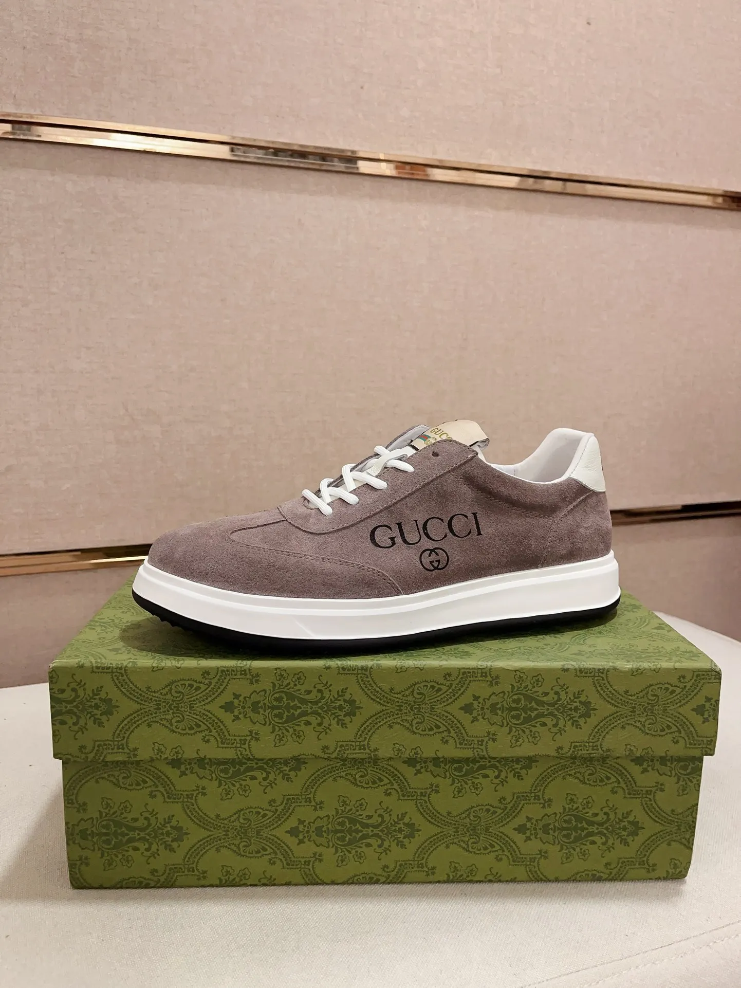 Men's shoes 💰 462 💰 High-quality new GUCCI counters are launched simultaneously. The new men's shoes, 😘fabrics are selected from imported cowhide, and the lining is sheepskin lining. 👍🏿 High-end ☄️ air-cushion molded anti-slip rubber outsole, exquisite lines, simple and elegant, comfortable and high-end for leisure travel. Code number: 38 to 44 (45 can be customized and cannot be returned or exchanged)